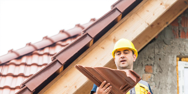 Une équipe heureuse de couvreurs